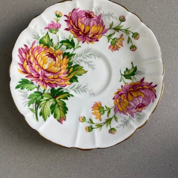 Vintage Gladstone Chrysanthemum Scalloped Gold Trim Teacup and Saucer Set, 1960 - Picture 3 of 7